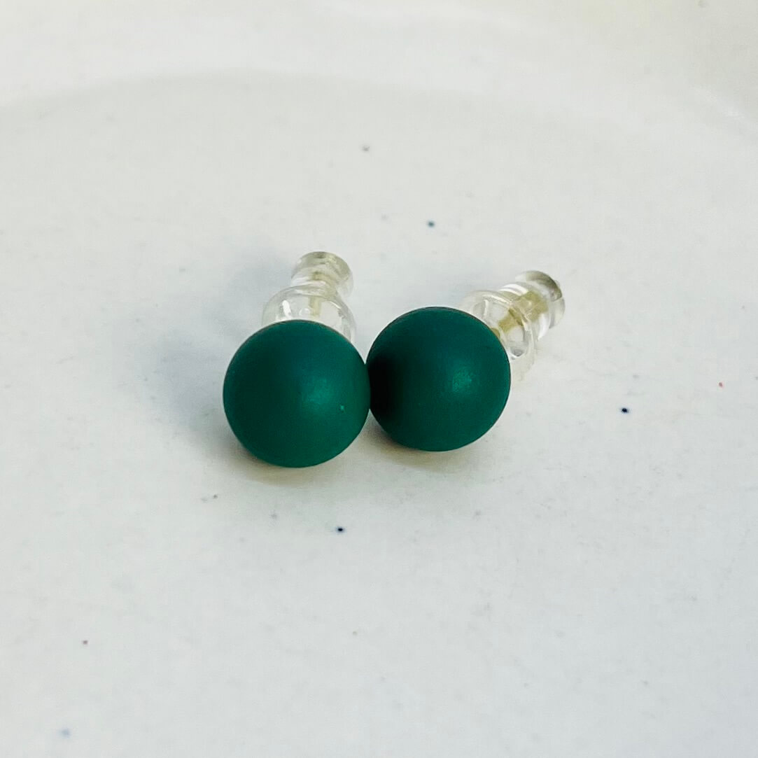 ROUND COLORFUL STUDS (GREEN) - GOLDEN