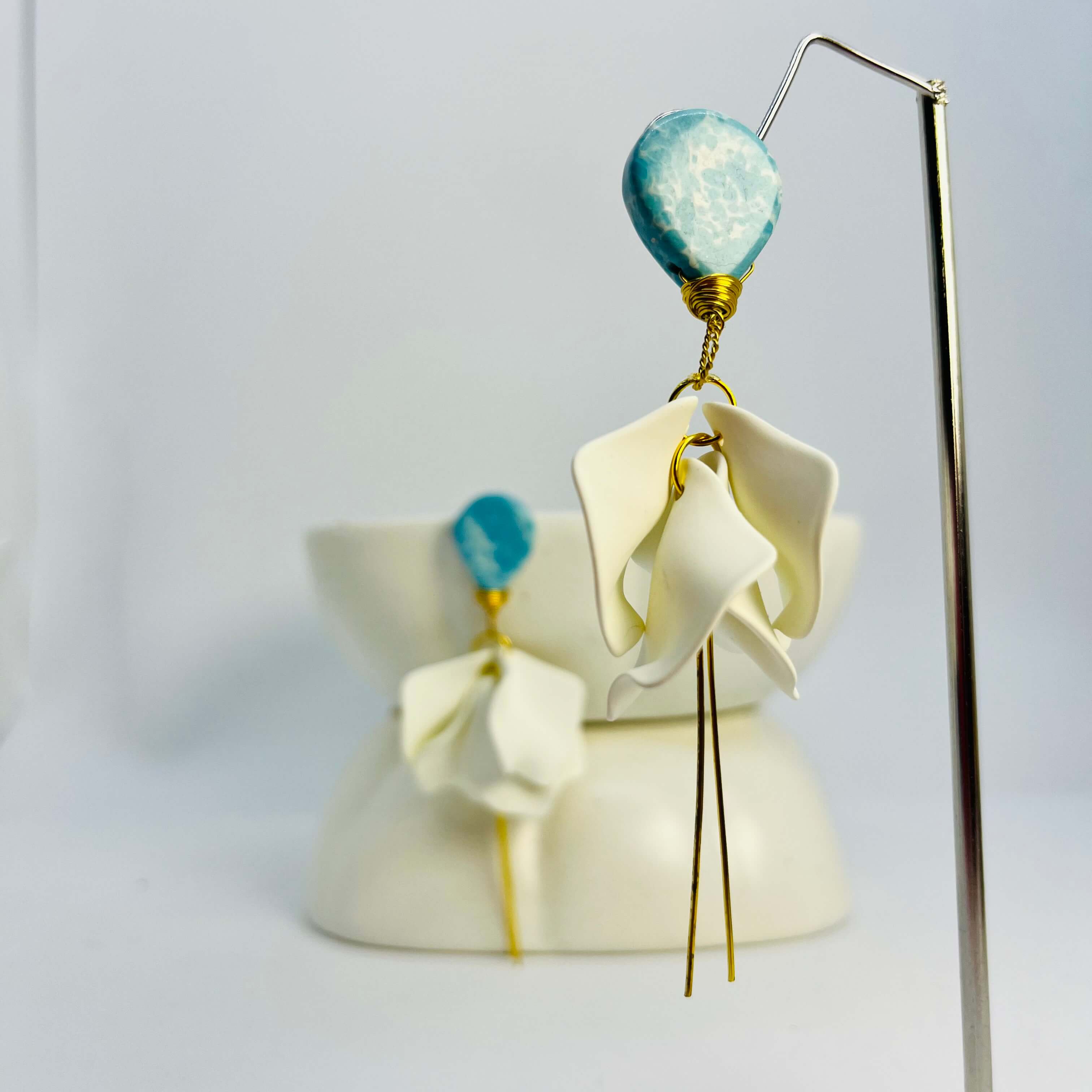 TEARDROP WIREWRAP PETALS (WHITE) - GOLDEN