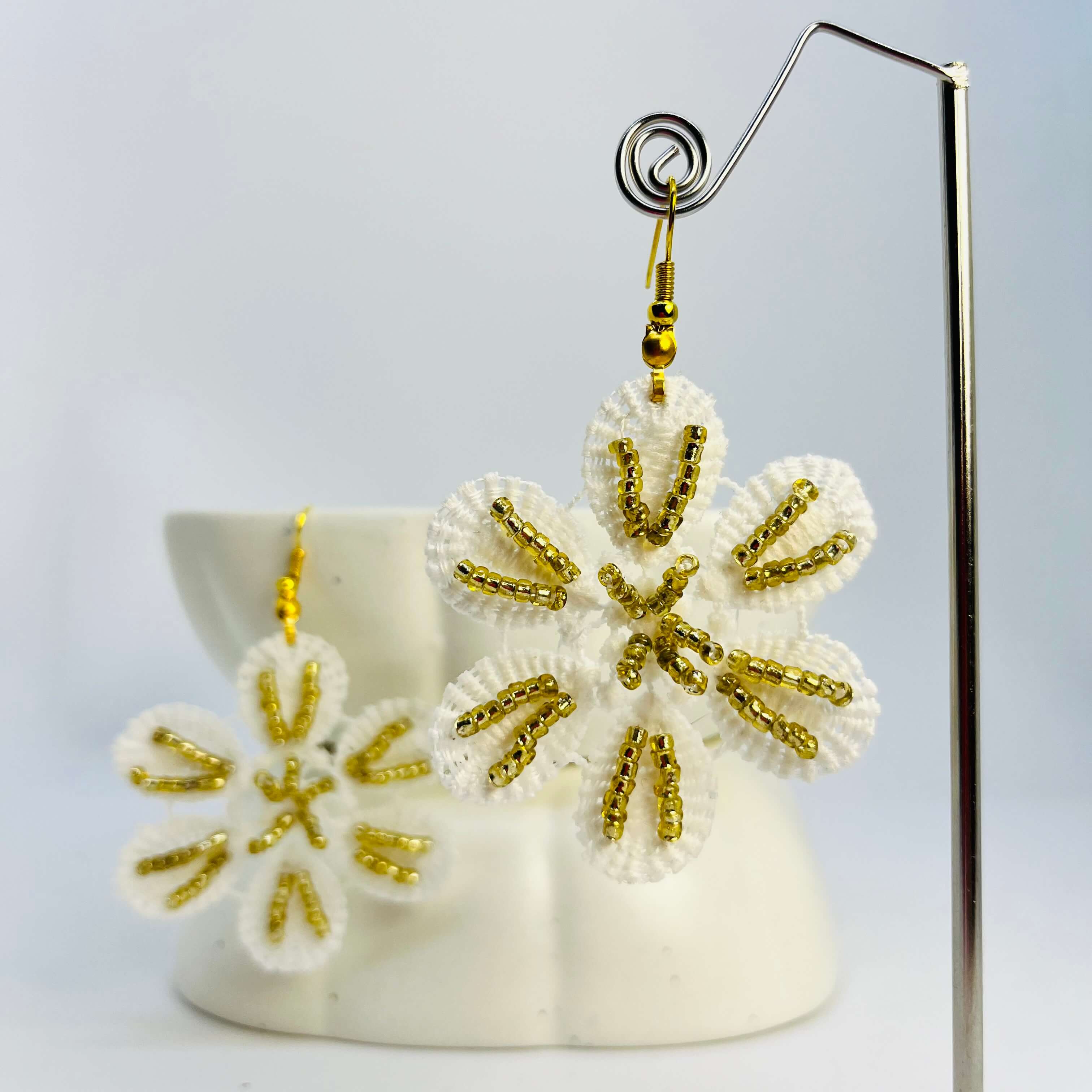 WHITE LACE FLOWERS WITH SEED BEADS (GOLDEN) - GOLDEN