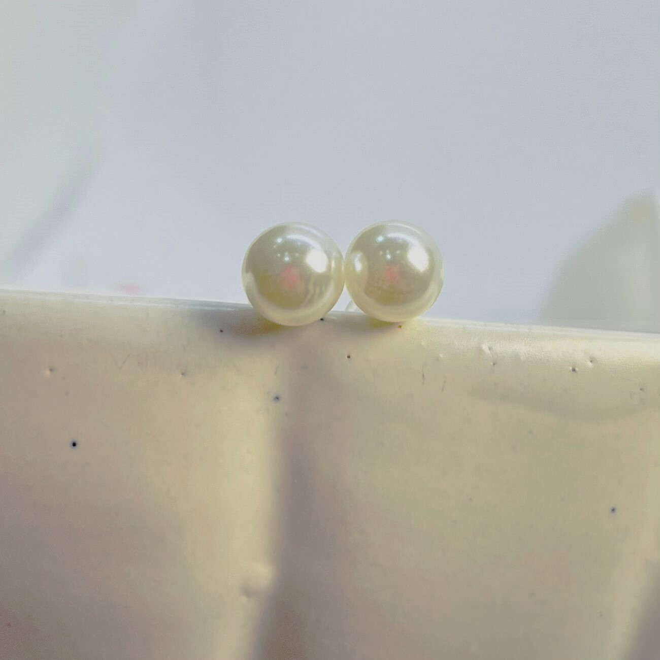 ROUND COLORFUL STUDS (WHITE) - GOLDEN