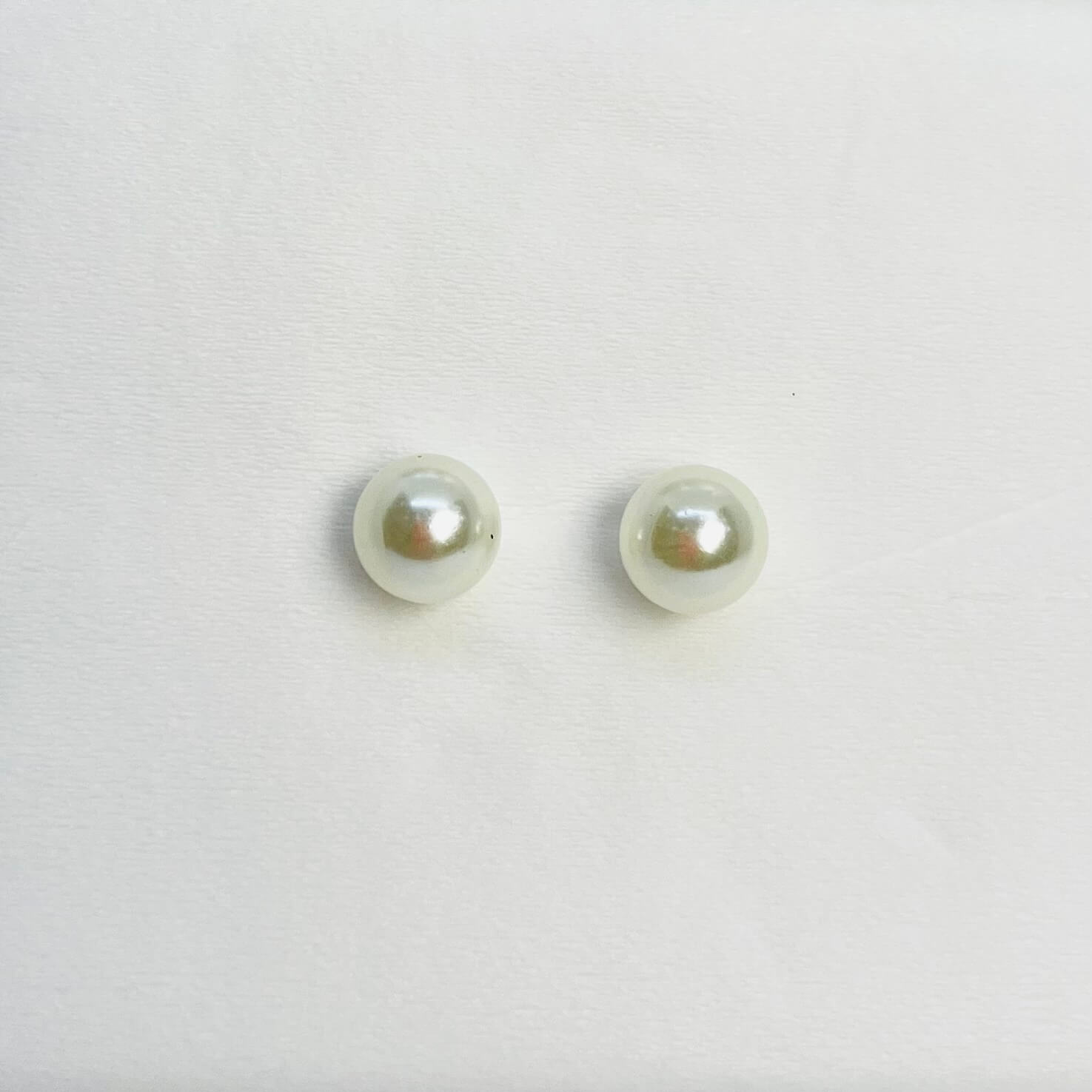 ROUND COLORFUL STUDS (WHITE) - GOLDEN